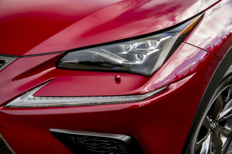 Детали экстерьера Lexus NX300 F-Sport 2017 года  (AU) (фото 10 из 19)